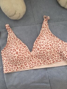 Nwot Seamless Leopard Print Bralette in Blush Pink